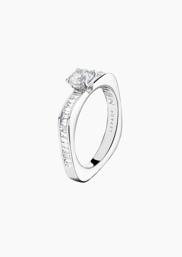 
                                                                                    Solitaire Intrépide, bague carrée en or blanc 750 et diamants brillant et baguettes - Maison Lepage joaillier créateur français 
                                                                            