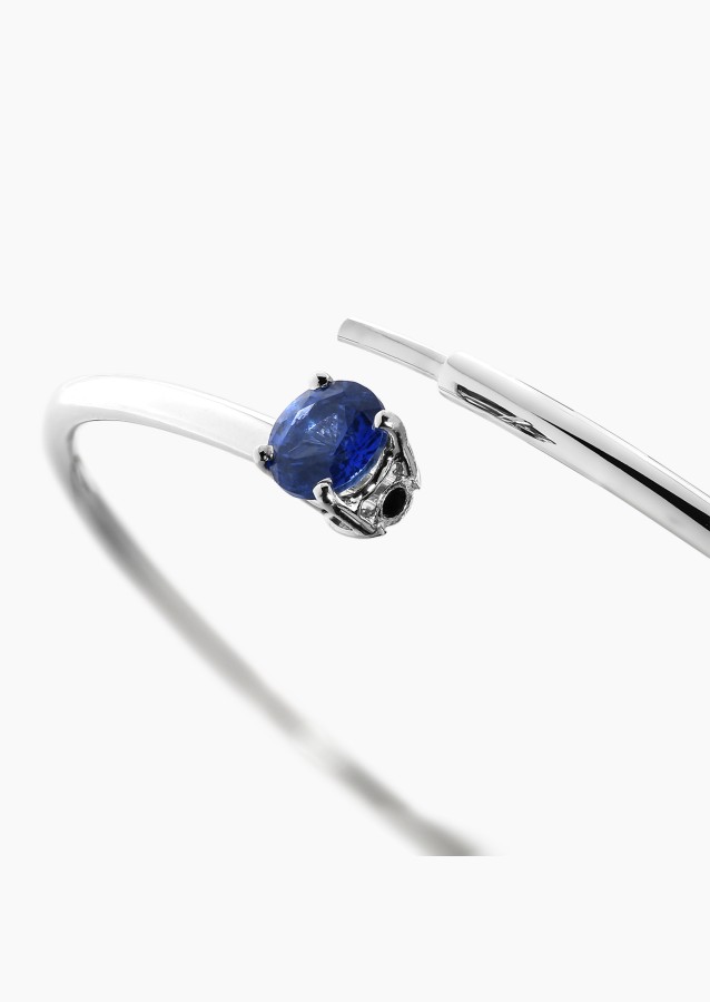 Pur flexible bangle bracelet in white gold with blue sapphire – Maison Lepage, French jeweler and designer since 1922.