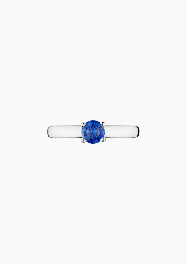 Solitaire Evidence, bague en or blanc 750 et saphir bleu rond - Bijou Maison Lepage joaillier créateur français 1922
