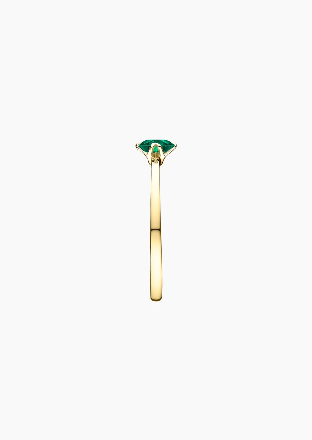 Idylle solitaire ring in yellow gold with emerald – Jewel by Maison Lepage, jeweler and designer since 1922.
