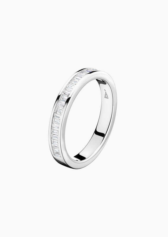 
                                                                                    Alliance Charmeuse en or blanc 750 et diamants 0,42 carat taille baguette demi-tour - Maison Lepage joaillier créateur français 
                                                                            