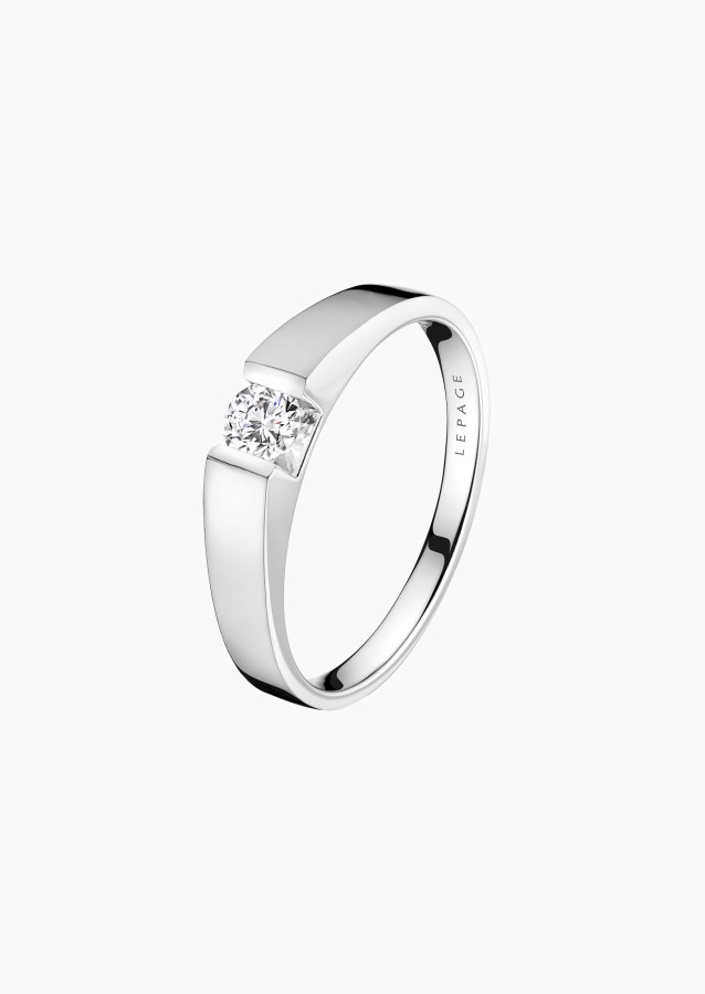 
                                                                                    Solitaire Audacieuse en or blanc 750 et diamant 0,20 carat - Maison Lepage joaillier créateur français
                                                                            