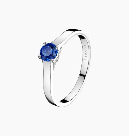 
                                                                                    Solitaire Jackie, bague en or blanc et saphir bleu - Maison Lepage joaillier créateur français 1922
                                                                            