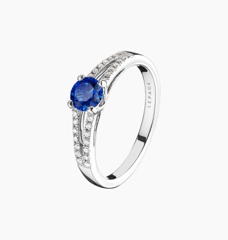 Solitaire Première Dame, bague en or blanc, saphir bleu et diamants - Maison Lepage joaillier créateur français 1922