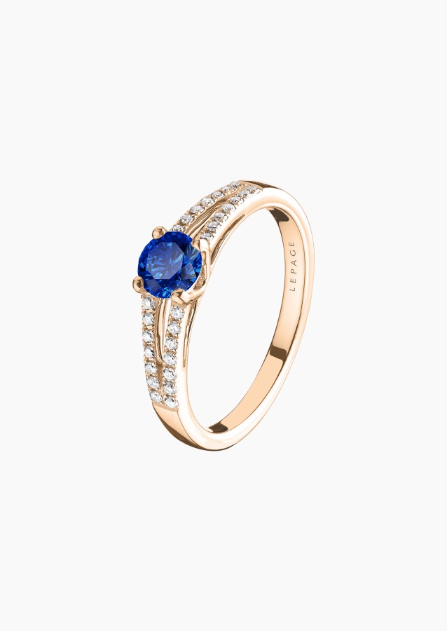 Solitaire Première Dame, bague en or rose, saphir bleu et diamants - Maison Lepage joaillier créateur français 1922
