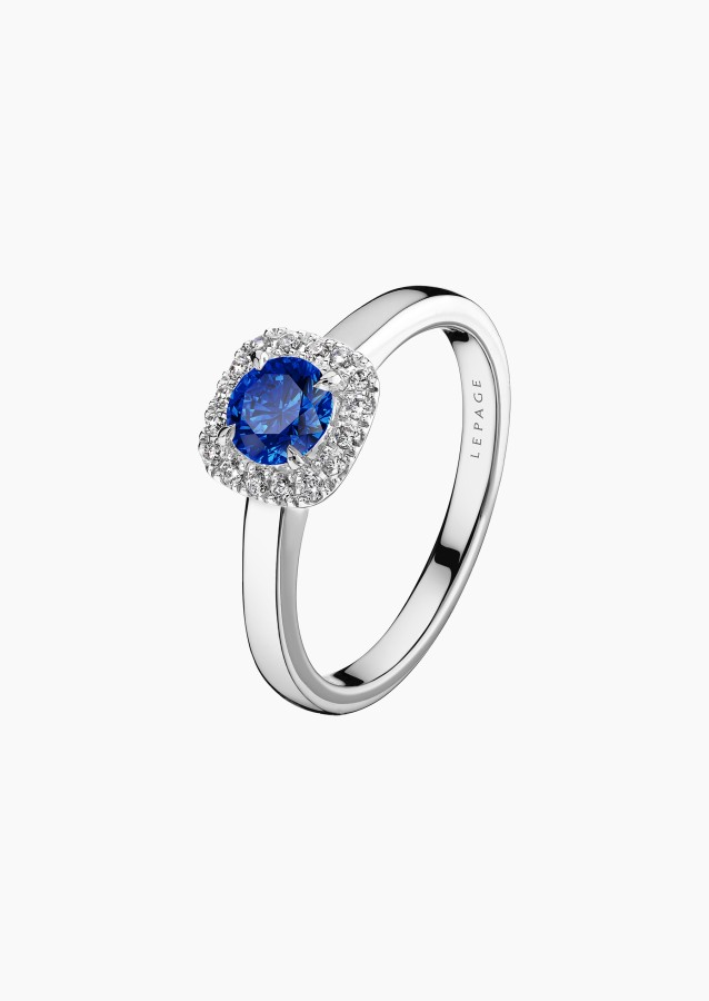 Solitaire Jolie-Rose, bague en or blanc, saphir bleu et diamants - Maison Lepage joaillier créateur français 1922