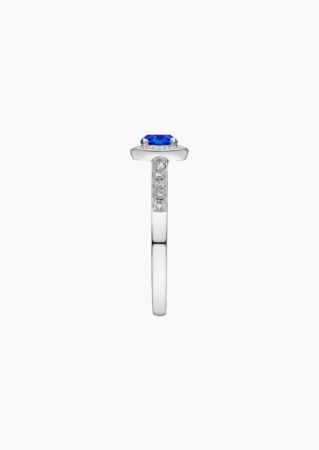 Coquette solitaire ring in white gold with blue sapphire and diamonds – Jewel by Maison Lepage, jeweler and designer since 1922.