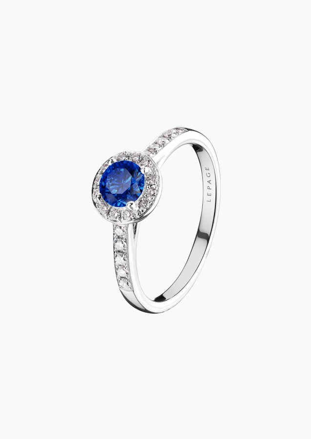 Solitaire Coquette, bague en or blanc, saphir bleu et diamants - Maison Lepage joaillier créateur français 1922