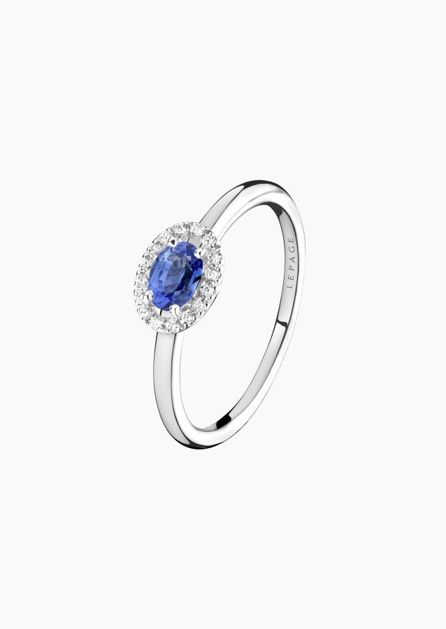 Bague Eléanor en or blanc, saphir bleu ovale et diamants - Maison Lepage joaillier créateur français 1922