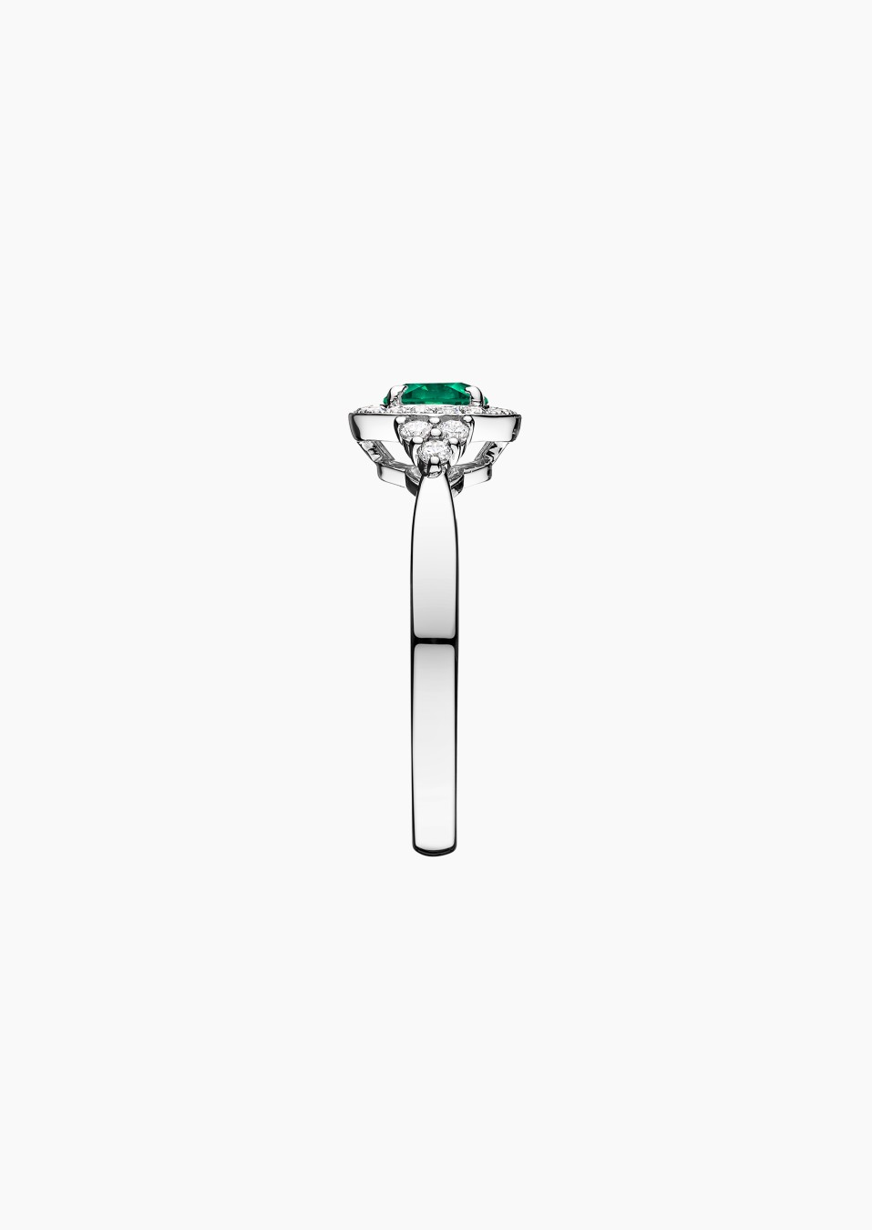 Pompadour solitaire ring in 18k white gold with emerald and diamonds – Jewel by Maison Lepage, jeweler and designer since 1922.
