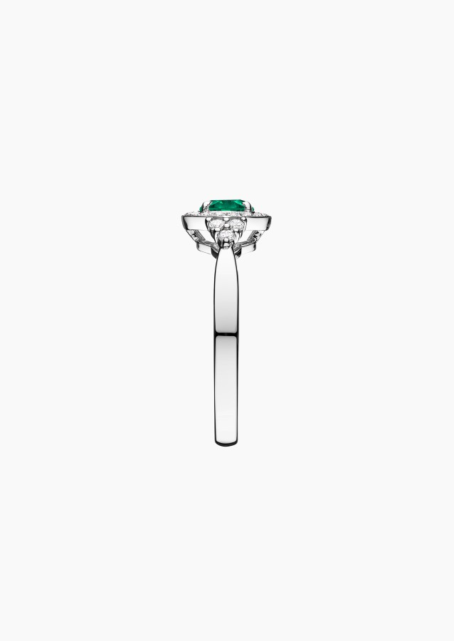 Pompadour solitaire ring in 18k white gold with emerald and diamonds – Jewel by Maison Lepage, jeweler and designer since 1922.