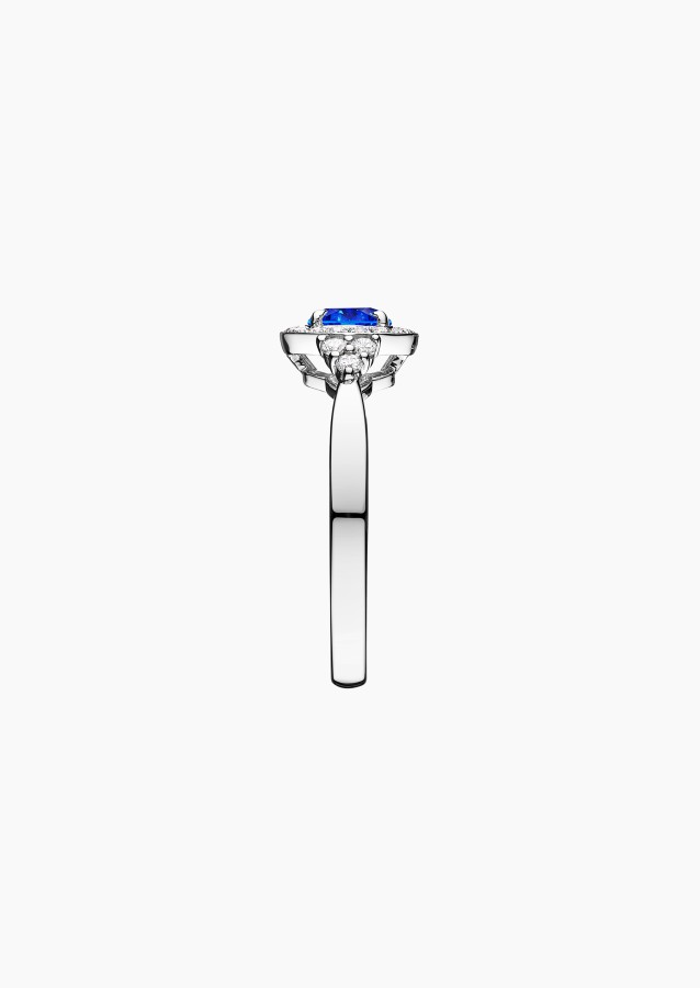Solitaire Pompadour, bague en or blanc 750, saphir bleu et diamants - Maison Lepage joaillier créateur français 1922