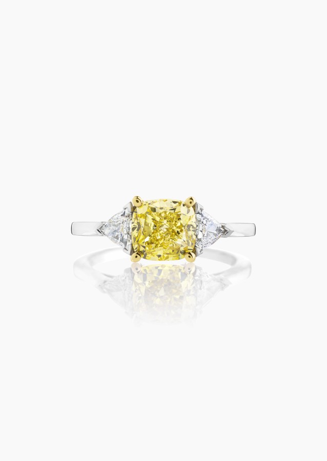 Bague Evidence 1922, pièce exceptionnelle en or blanc et jaune, diamant jaune Fancy Vivid Yellow coussin et diamants triangulair