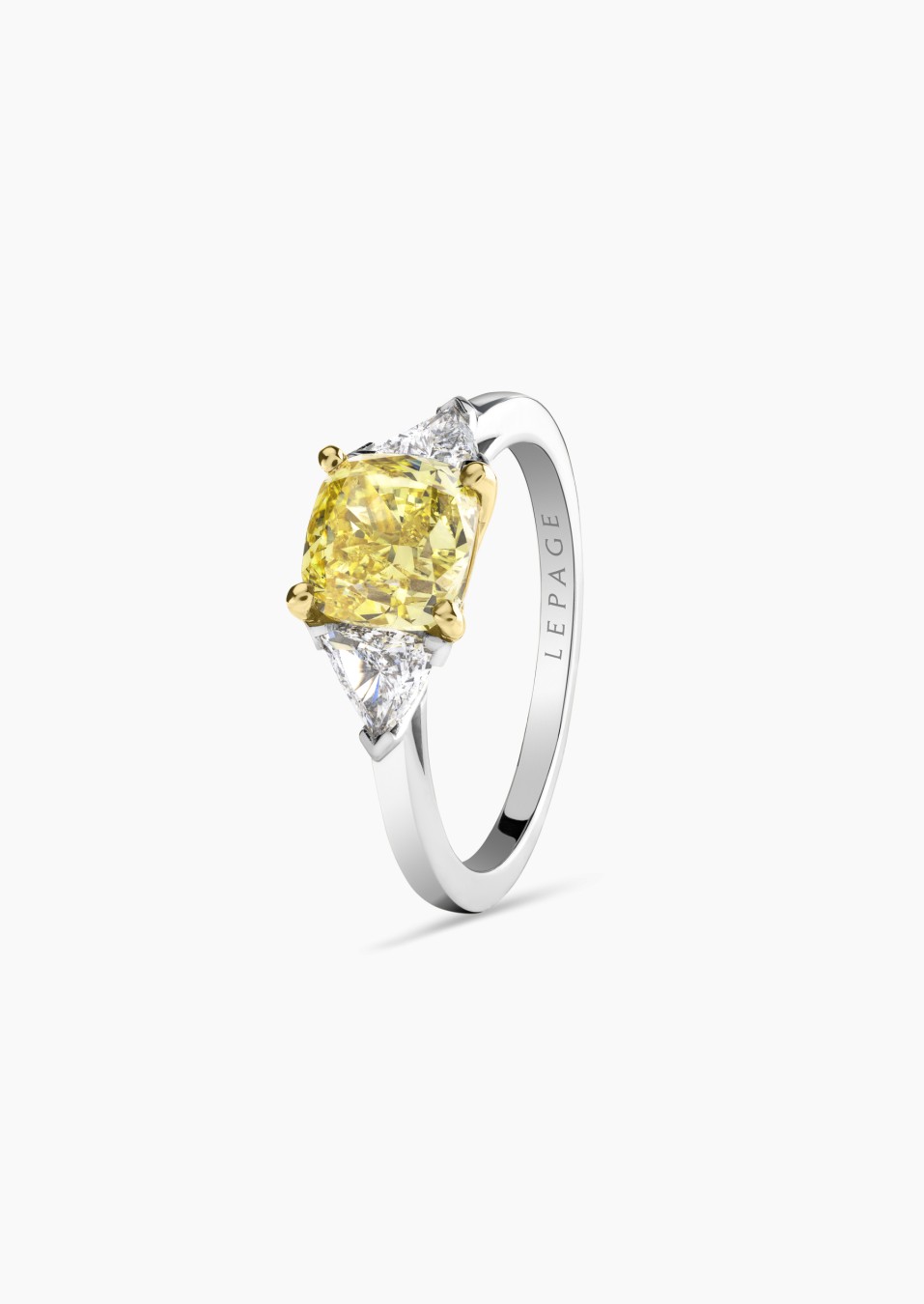 Bague Evidence 1922, pièce exceptionnelle en or blanc et jaune, diamant jaune Fancy Vivid Yellow coussin et diamants triangulair Bague Evidence 1922, pièce exceptionnelle en or blanc et jaune, diamant jaune Fancy Vivid Yellow coussin et diamants triangulair