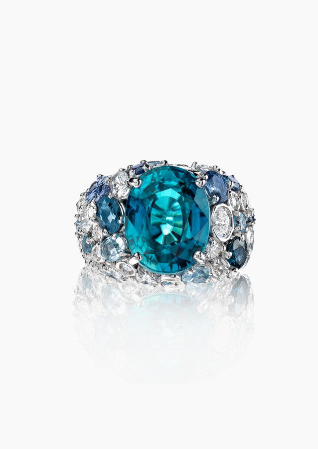 Bague L'Envoûtante en or blanc 750, zircon bleu, diamants, aigues-marines, saphirs bleus et topazes - Maison Lepage joaillier cr