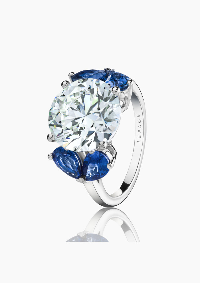 Bague l'Eternelle en or blanc, diamant 5,62 carats et saphirs bleus poire - Maison Lepage joaillier créateur 1922