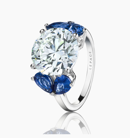 Bague l'Eternelle en or blanc, diamant 5,62 carats et saphirs bleus poire - Maison Lepage joaillier créateur 1922