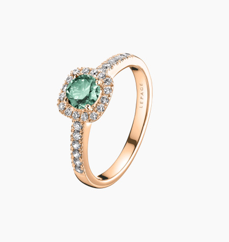 
                                                                                    Solitaire Madame Rose - Saphir vert et diamants - Or rose
                                                                            