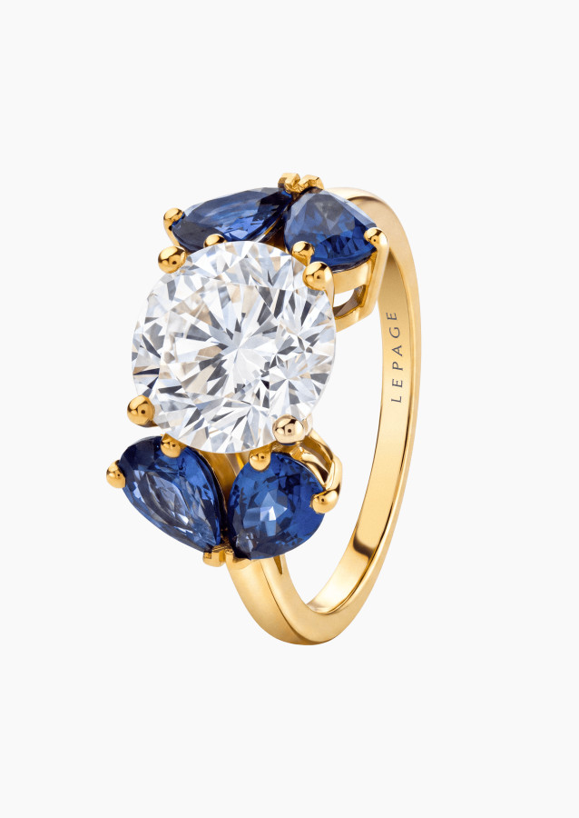 
                                                                                    Bague diamant saphirs bleus poire or jaune | Maison Lepage
                                                                            