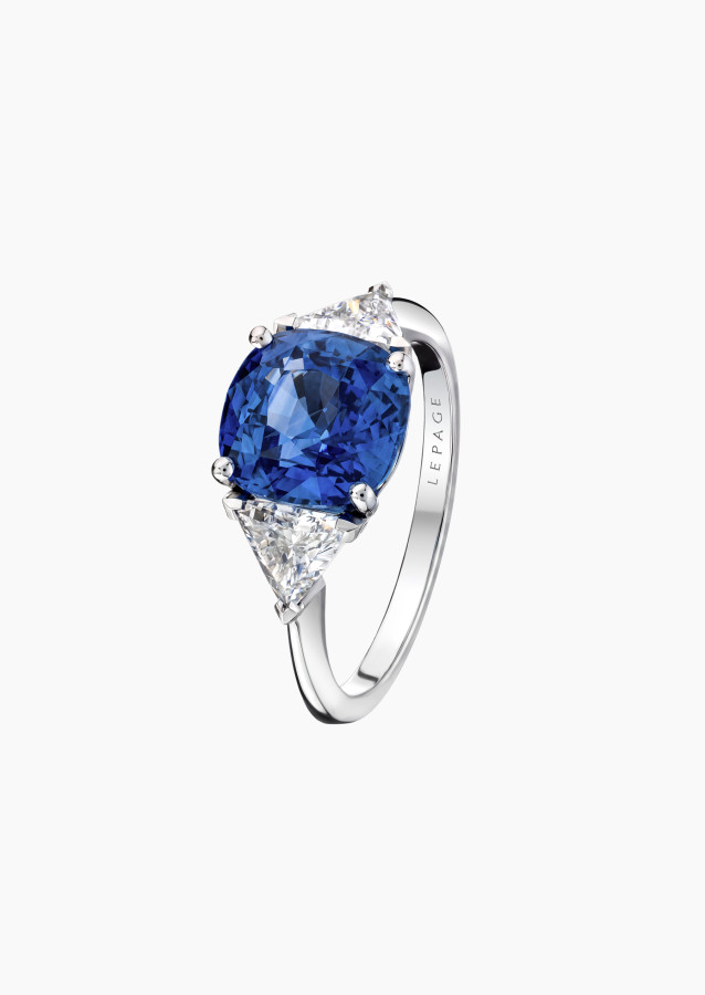 
                                                                                    Bague saphir bleu coussin or blanc | Maison Lepage
                                                                            