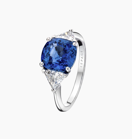 
                                                                                    Bague saphir bleu coussin or blanc | Maison Lepage
                                                                            