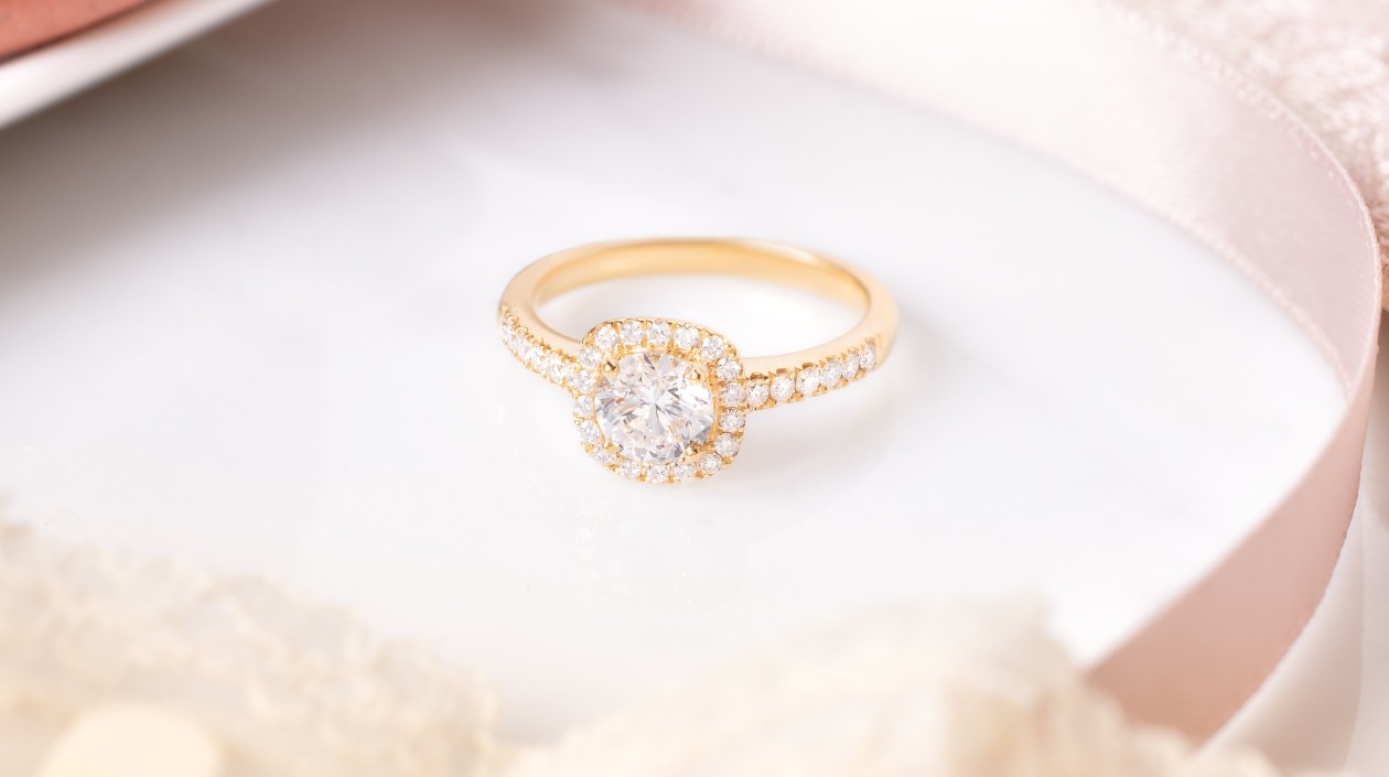 Madame Rose solitaire in gold and diamonds