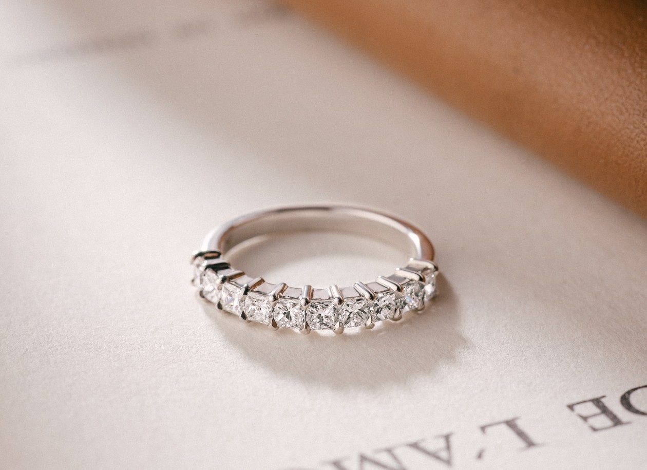focus sur la bague malicieuse en or blanc et diamants 