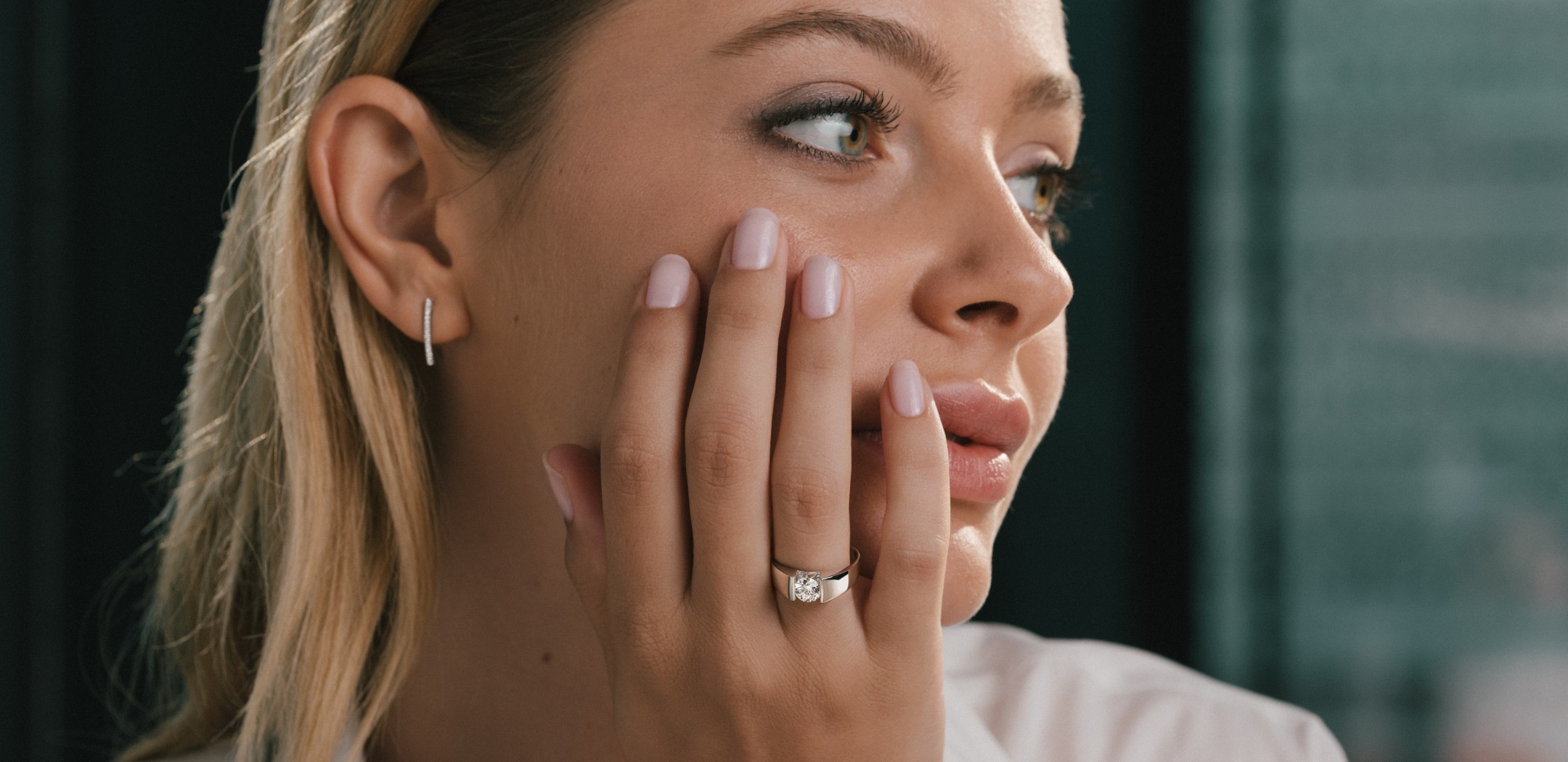 focus sur la bague lepage lea15d en or blanc et diamant