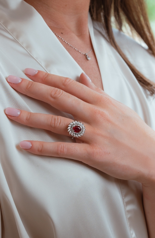 video l'Incandescente or blanc, rubis et diamants