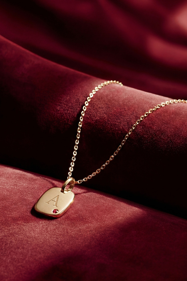 médaille coussin or jaune et rubis