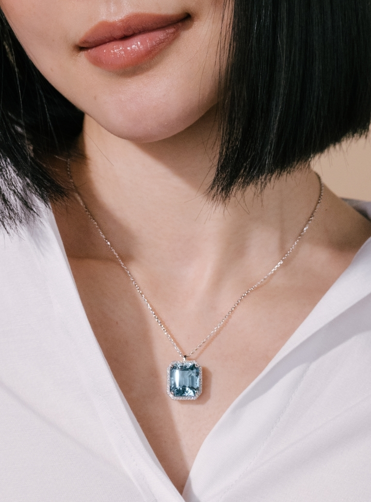 Collier en or blanc, aigue-marine Santa Maria et diamants