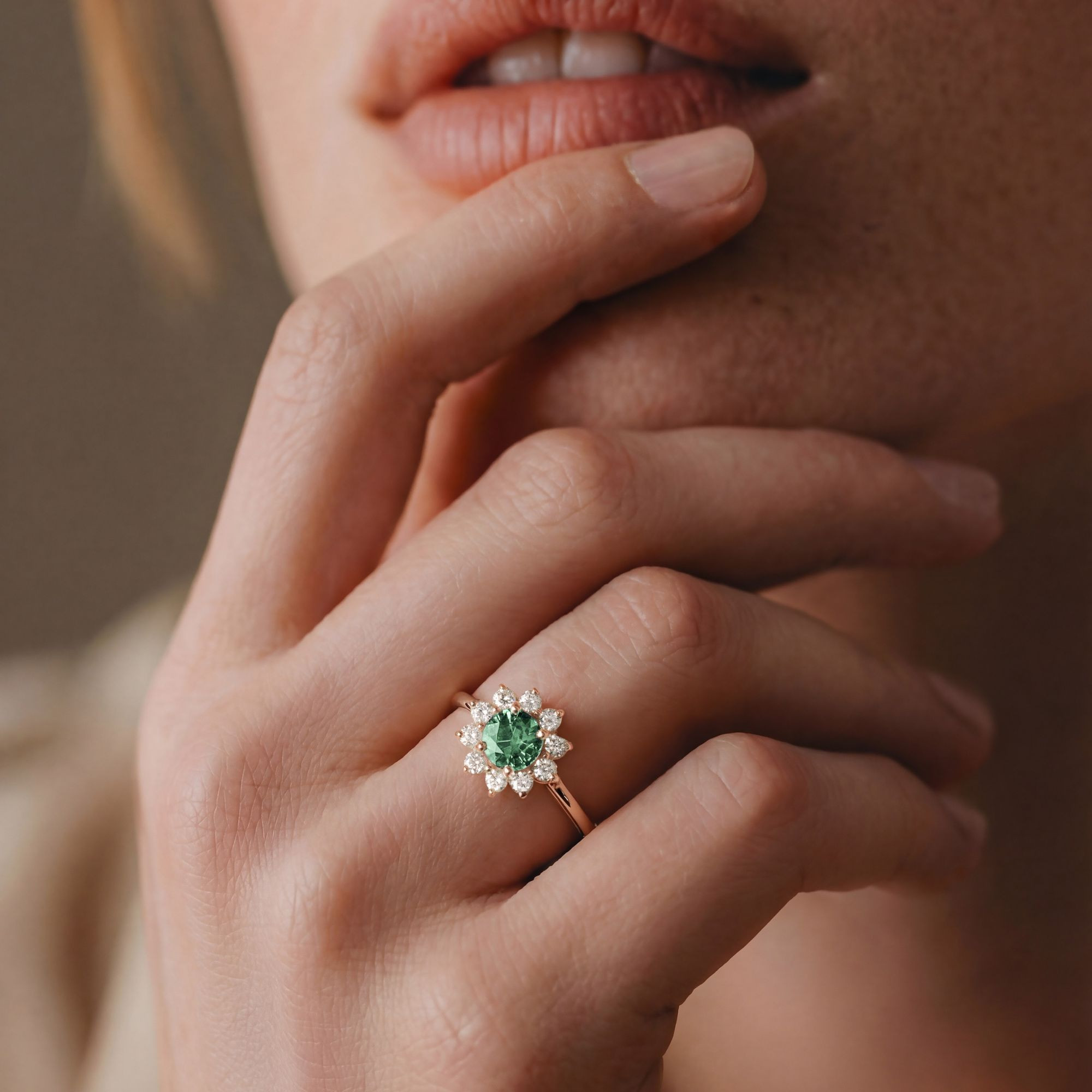 bague marguerite en or rose et saphir vert