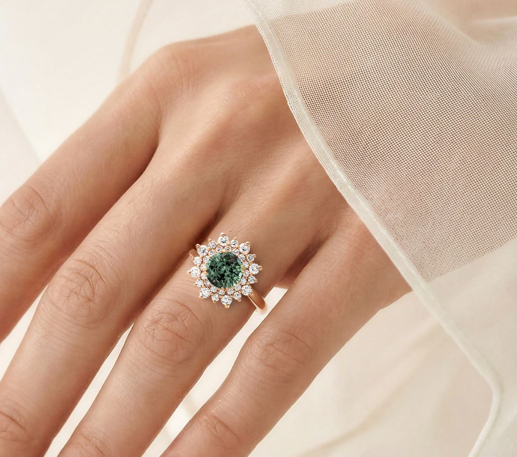 bague Dentelle en or rose, saphir vert et diamants