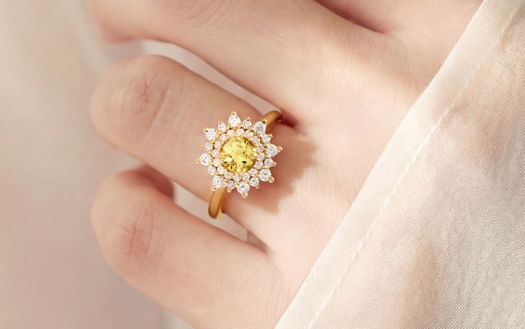 bague dentelle or jaune et saphir jaune