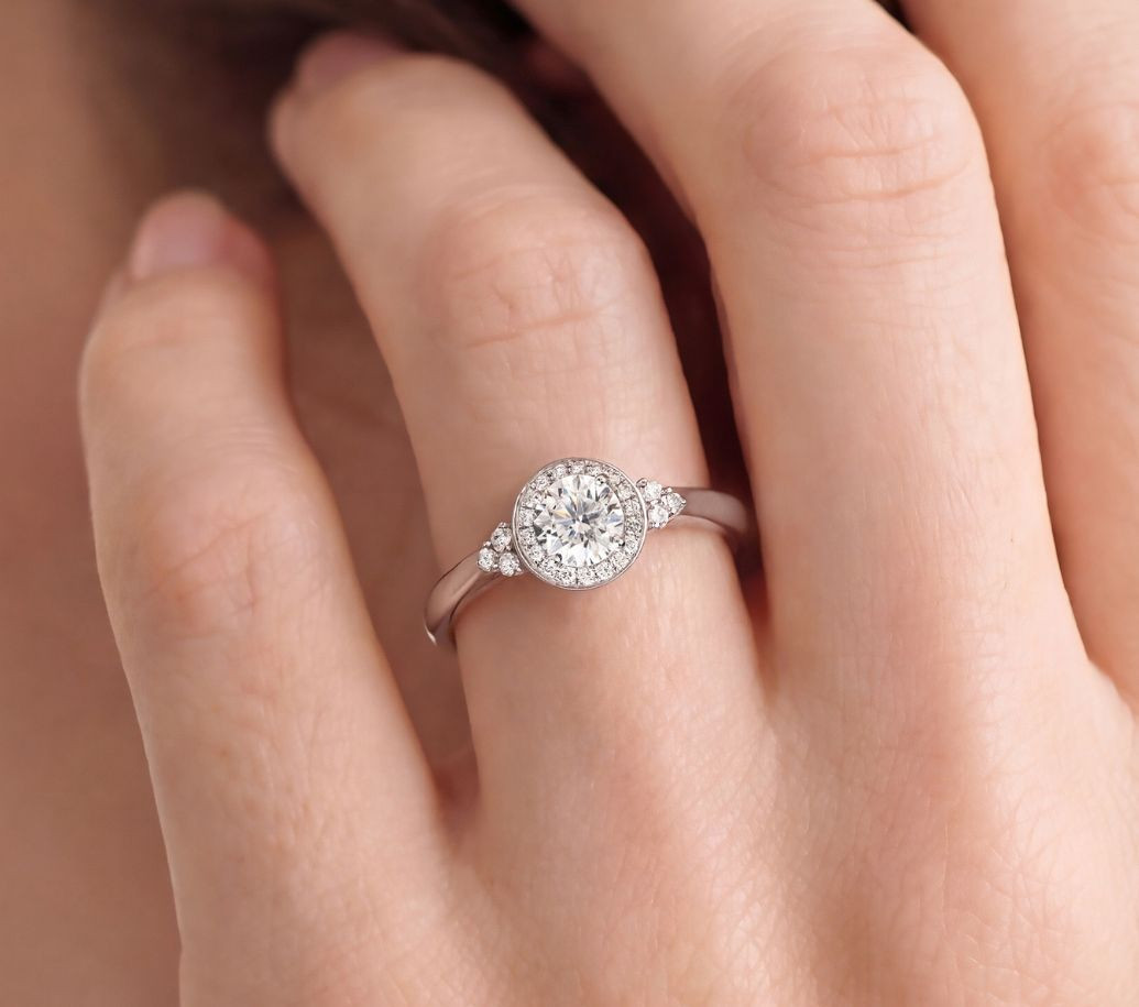 bague pompadour en or blanc et diamants