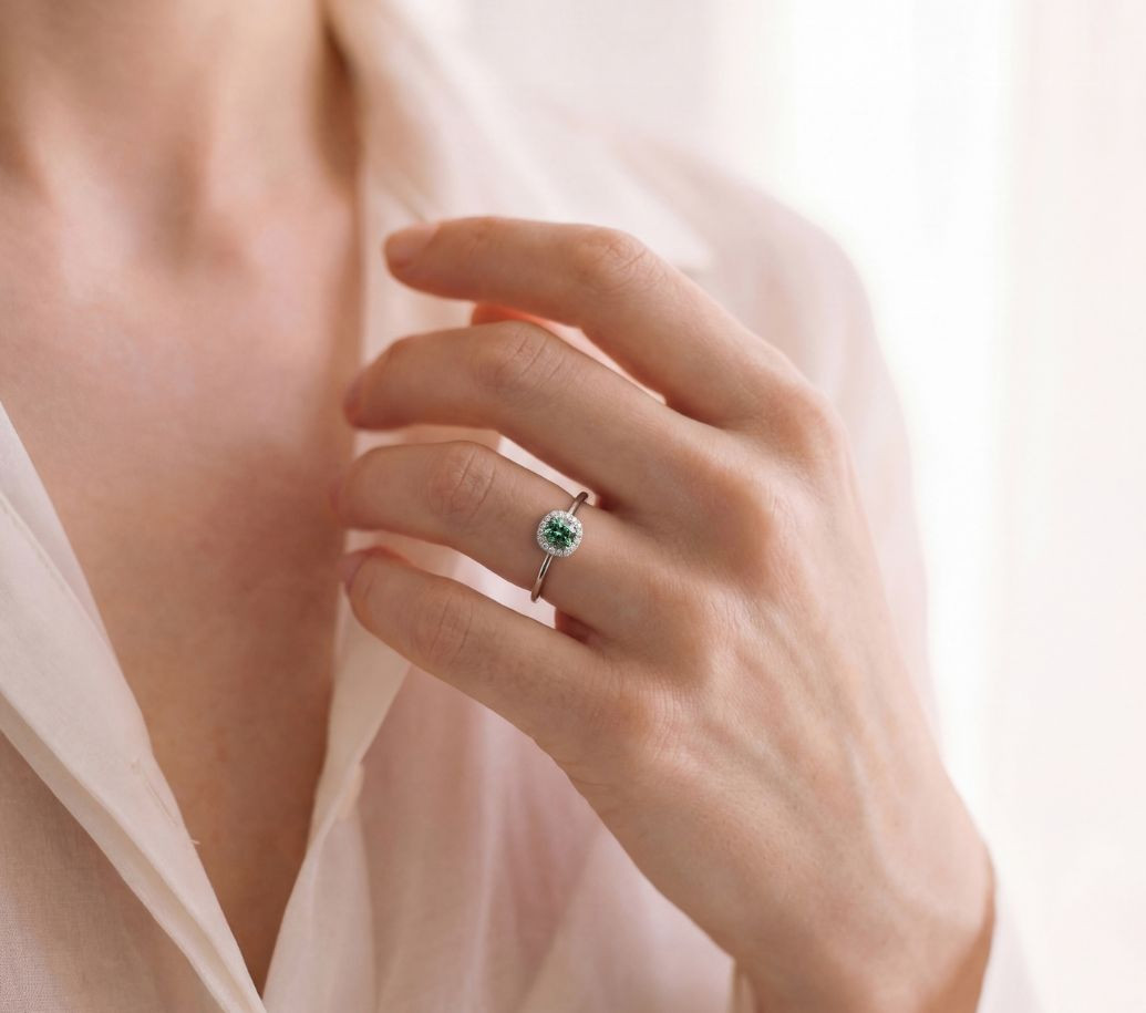 bague lily rose en or et saphir vert