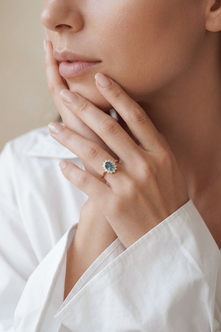 Daisy ring in rose gold, gray spinel and diamonds