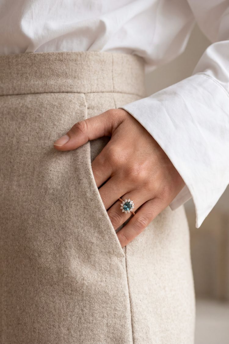 Daisy ring in rose gold, gray spinel and diamonds