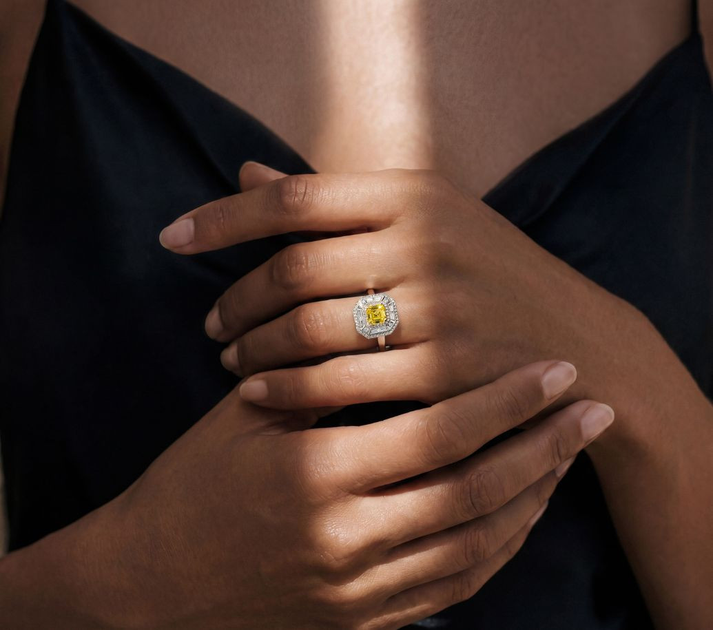 bague zenith en or blanc, diamant jaune fancy vivid yellow et diamants blancs