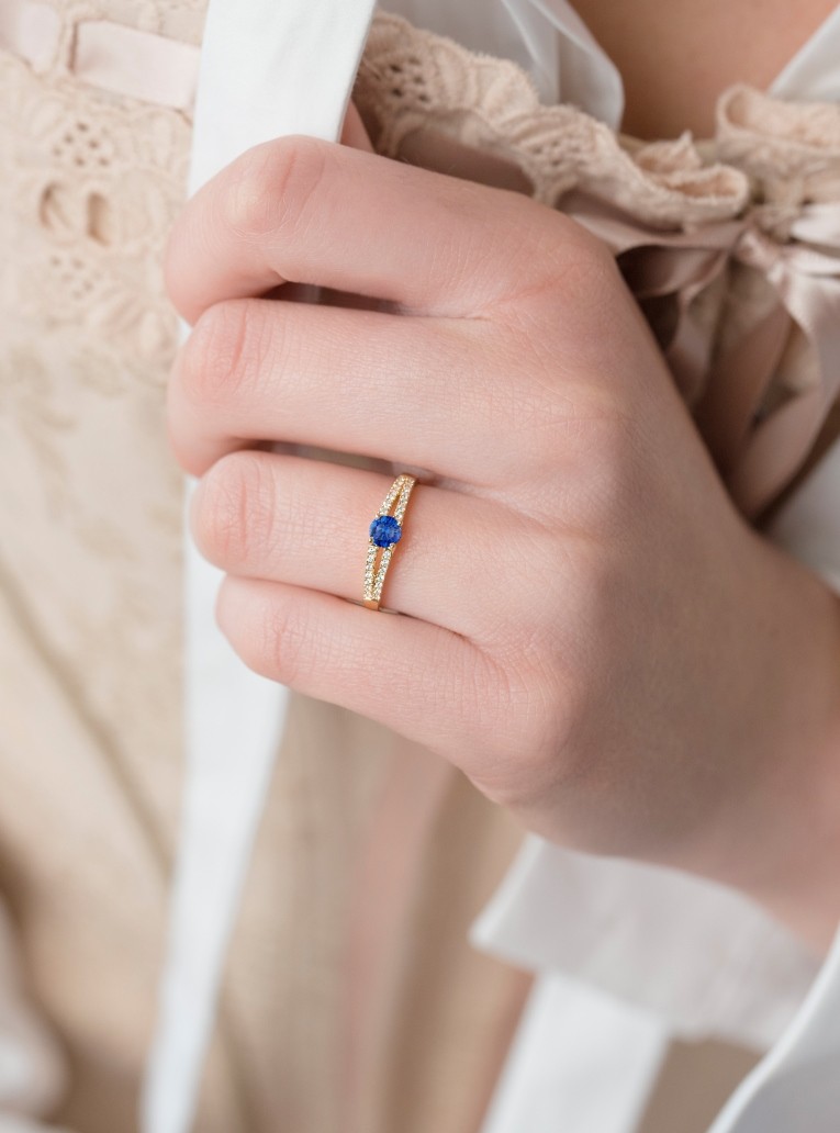 First lady's solitaire in white gold and sapphire