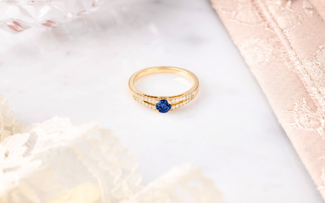First lady's solitaire in yellow gold and sapphire