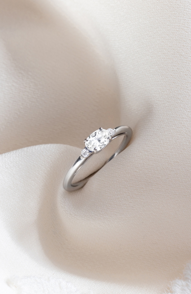 juliette ring in white gold and diamond on one finger