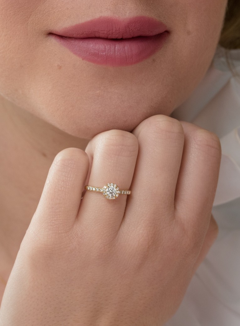 Coquette solitaire in ruby and 18k gold worn