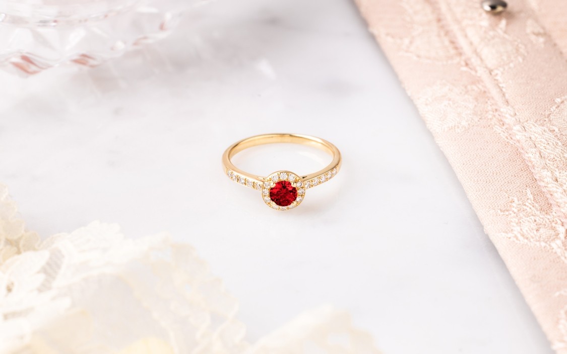 Coquette solitaire in ruby and 750 thousandths yellow gold