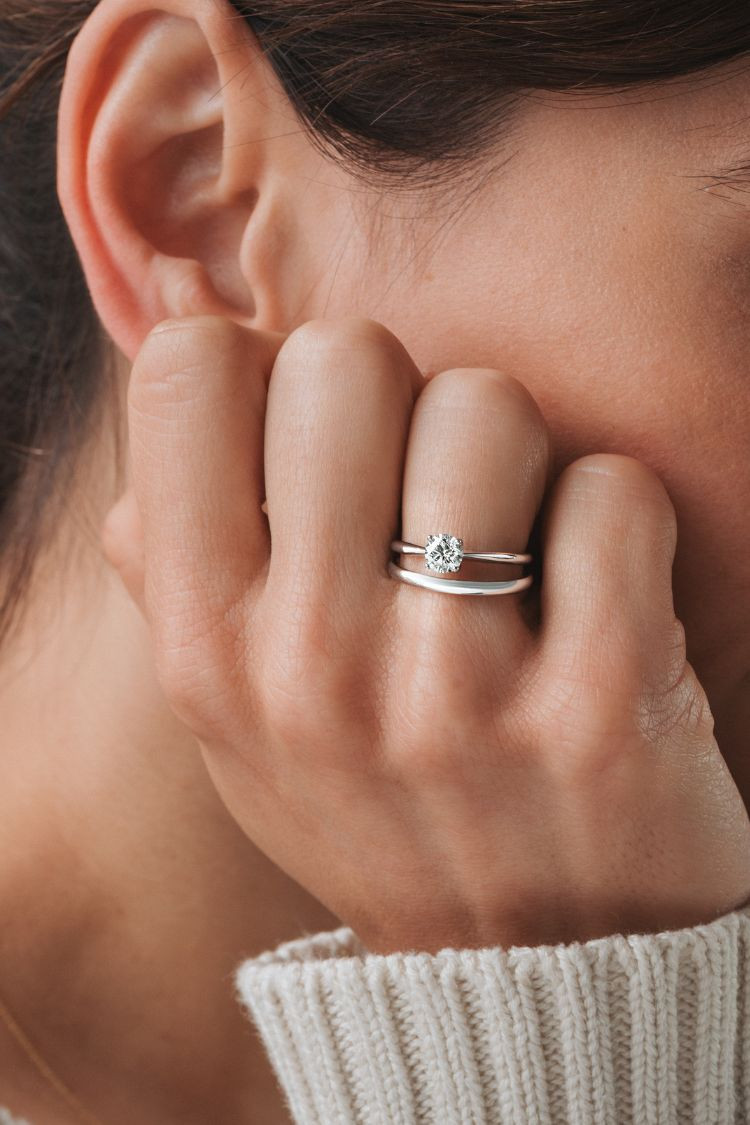 alliance et solitaire femme