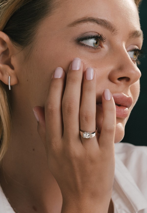 focus sur la bague lepage lea15d en or blanc et diamant