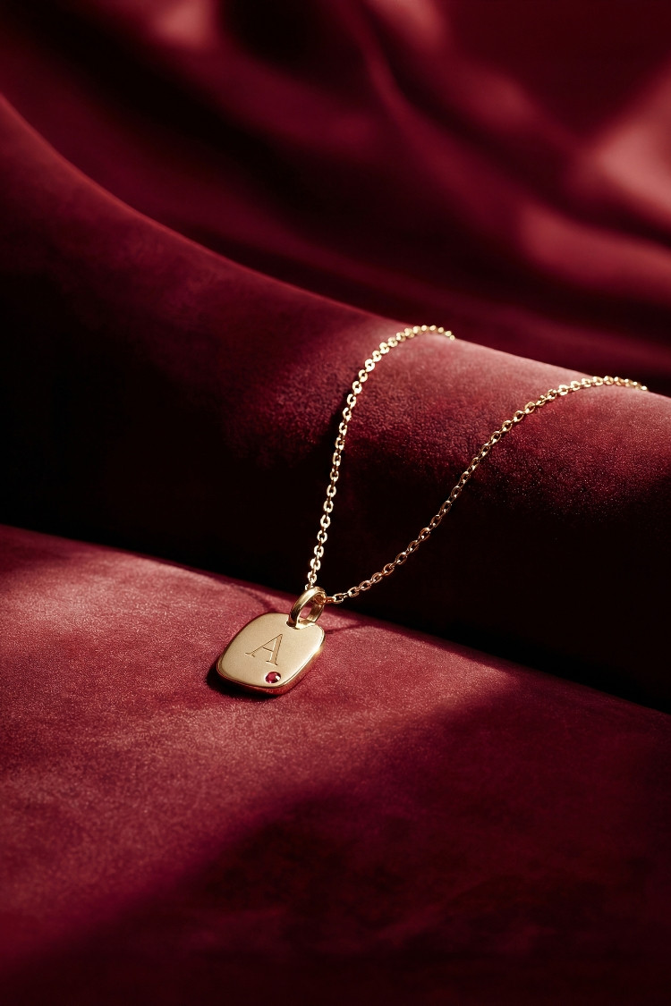 médaille coussin or jaune et rubis