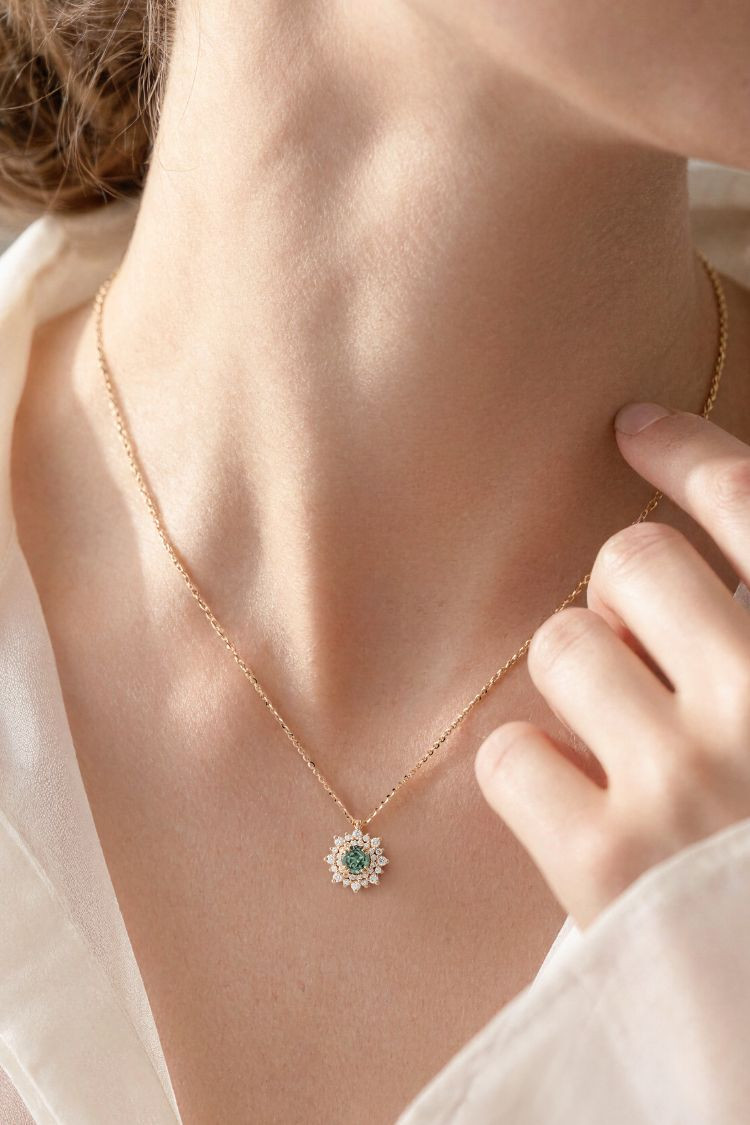 collier dentelle saphir vert