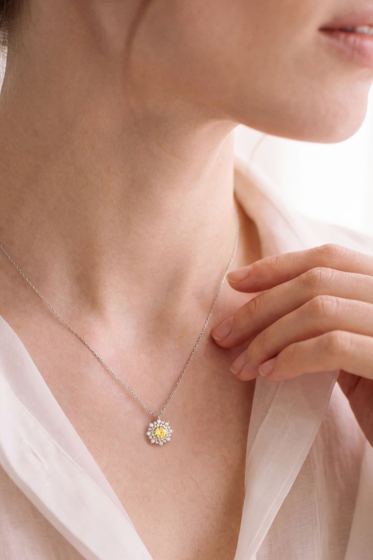 collier or blanc et saphir jaune